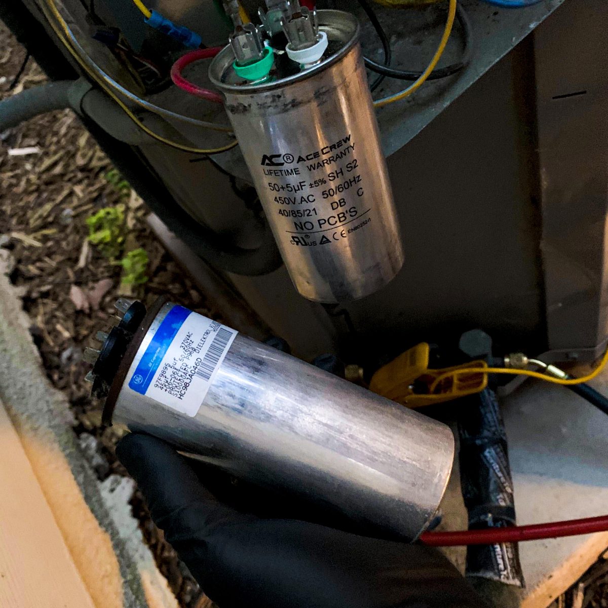 “Carrier” Air conditioner (condenser unit) repair. Capacitor 45/5 mfd replacement.