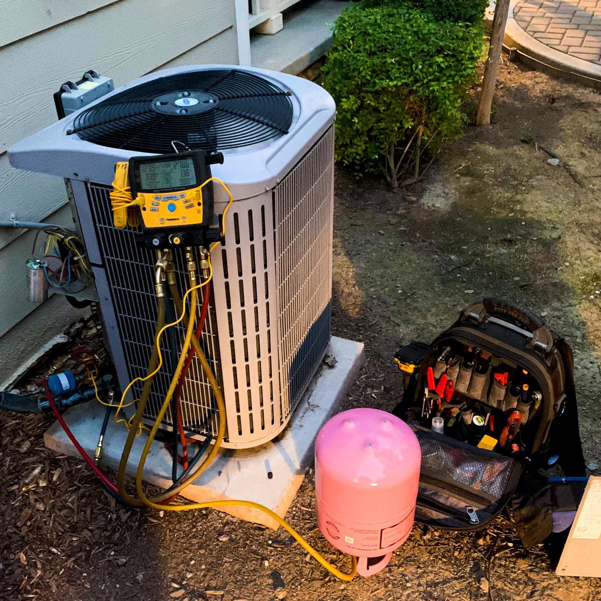 “Carrier” Air conditioner (condenser unit) repair. Capacitor 45/5 mfd replacement.