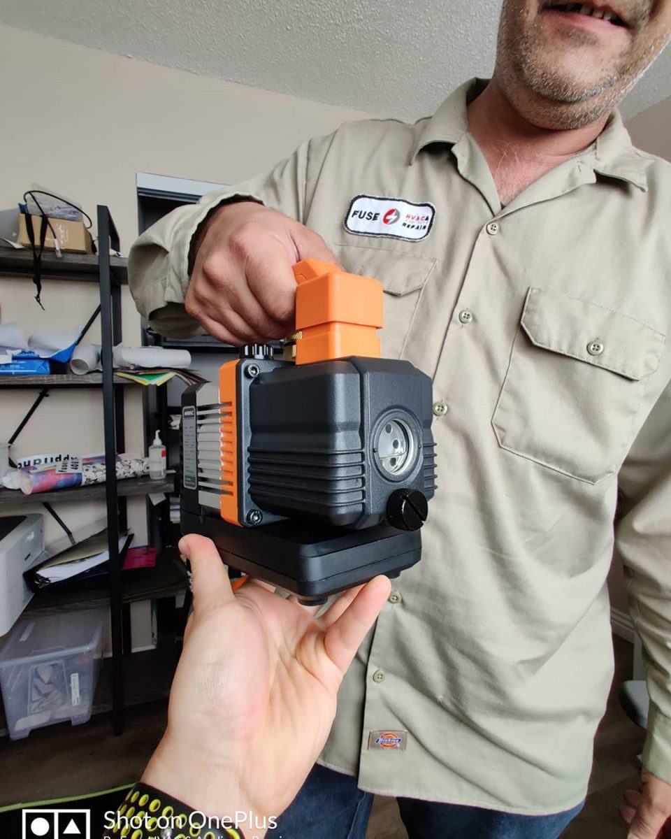 Super pooper mega powerful vacuum pump from #navac Don't mess with this guy 😁 Parameters, 2CFM, 1/4", 3/8" connectors, Makita Battery. Yo!