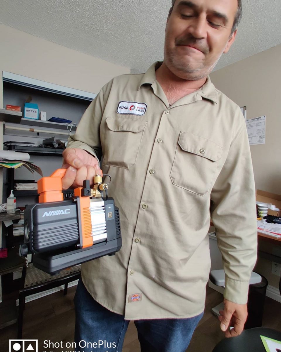 Super pooper mega powerful vacuum pump from #navac Don't mess with this guy 😁 Parameters, 2CFM, 1/4", 3/8" connectors, Makita Battery. Yo!